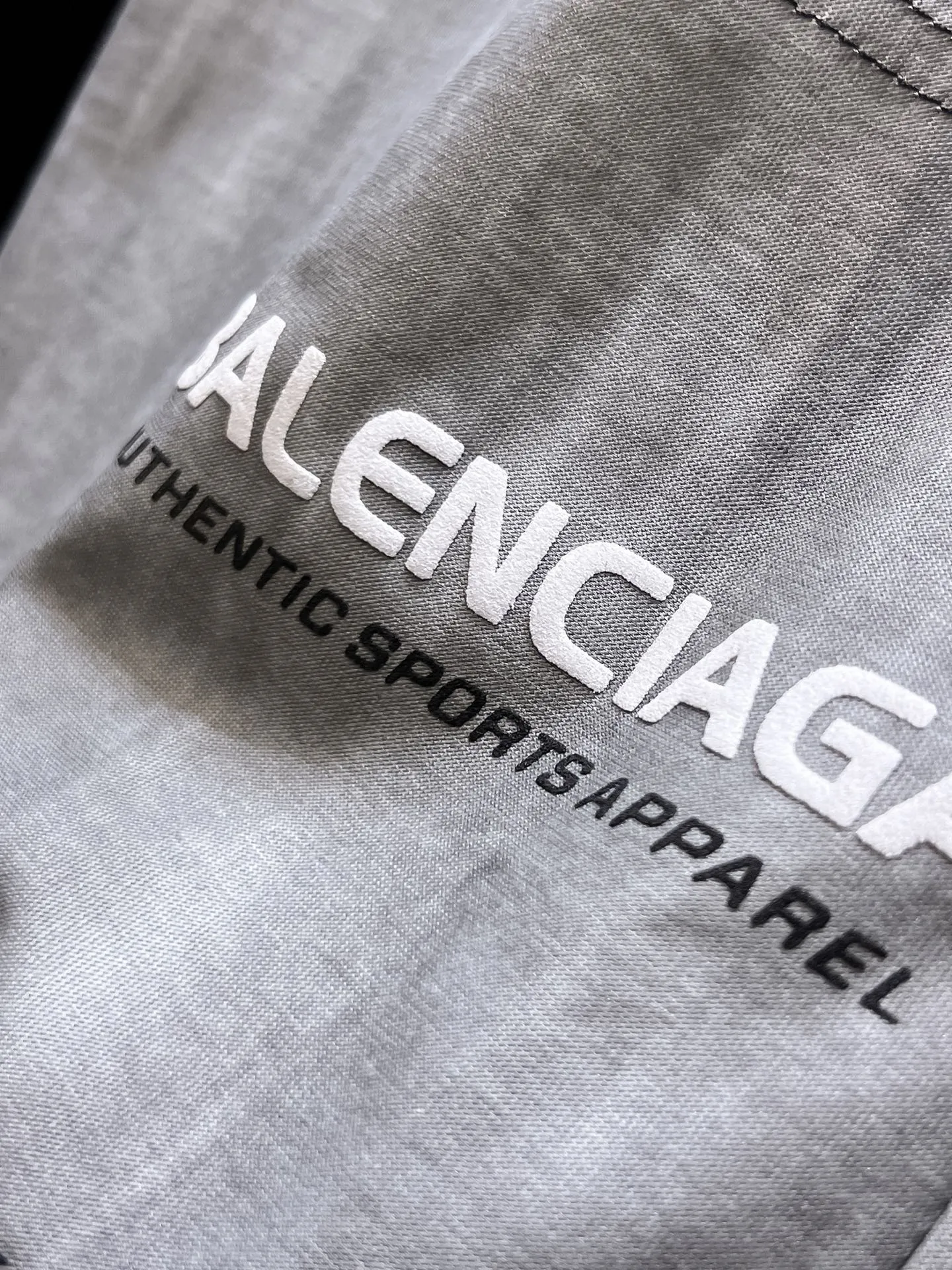 Balenciaga's three-standard complete 2026 summer New Arrival men's casual shorts, advanced custom-made Breathable fabric, Breathable fabric, extremely stretchy and comfortable, impeccable details, top-grade accessories, original logo design concept, delicate and soft feel! The upper body fit is awesome! Size: M-XXXL Please state your height and weight when ordering